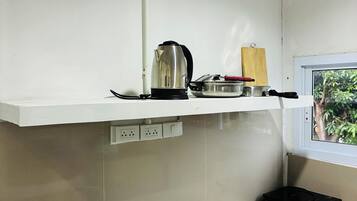 Superior Double Room, City View | Private kitchen | Fridge, microwave, stovetop, cookware/dishes/utensils