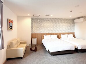 Kamar Deluks | Meja kerja, Wi-Fi gratis, dan seprai linen