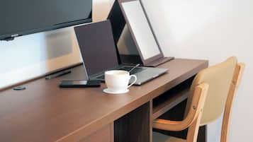 办公桌、免费 WiFi、床单