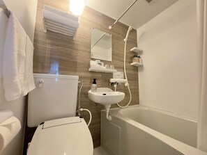 Combinazione doccia/vasca, asciugacapelli, asciugamani, shampoo