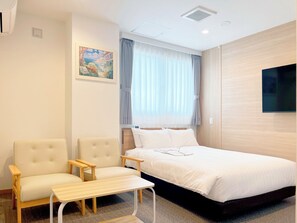 Escritorio, wifi gratis y ropa de cama 