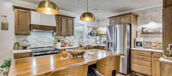 Chic Designer Getaway; Crib; Veteran-Owned