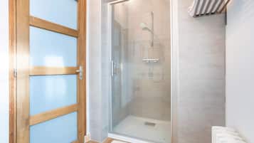 Een douche, handdoeken