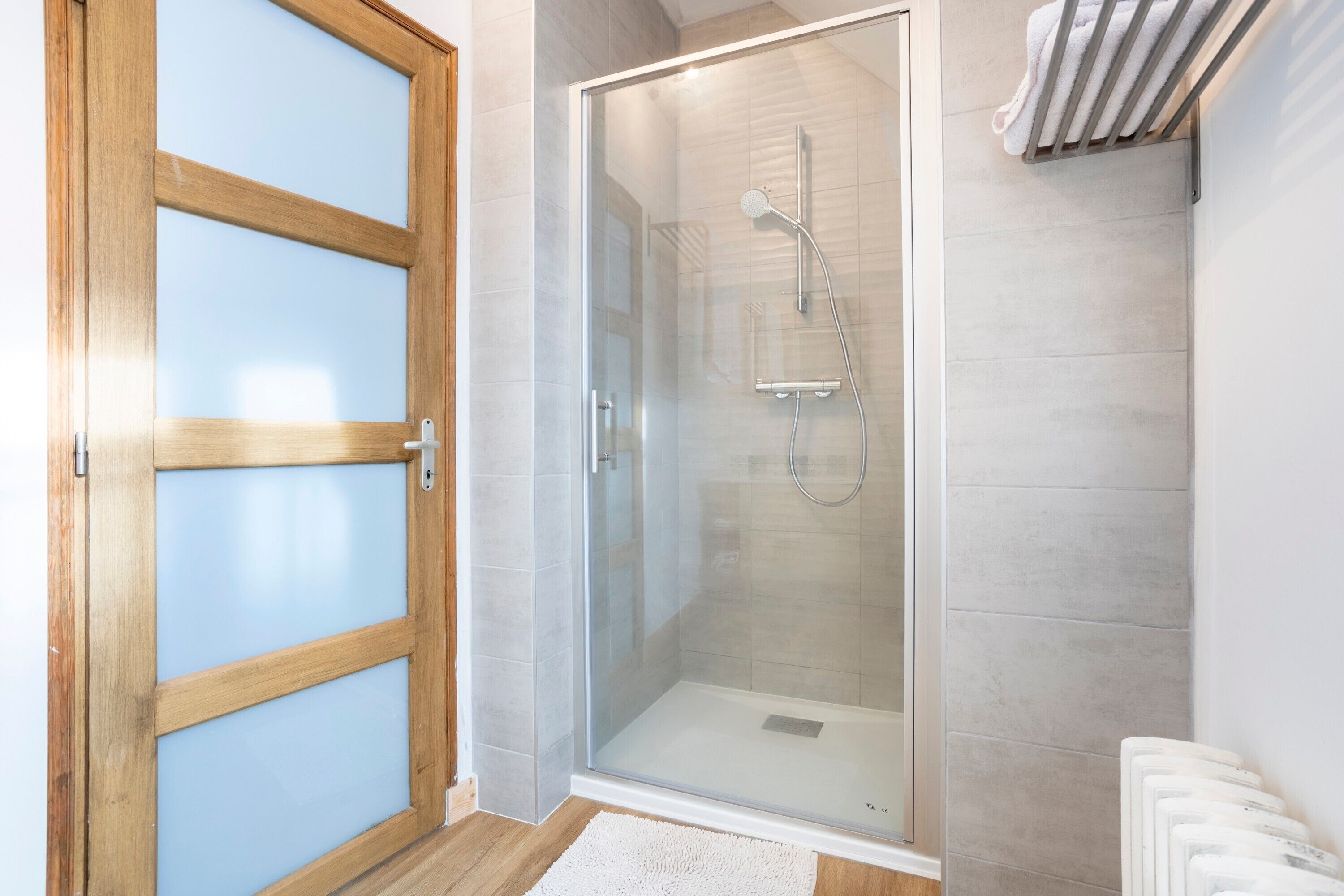 Douche, serviettes fournies