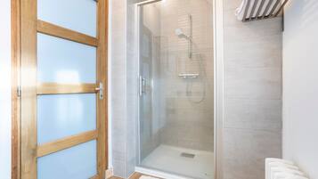 Douche, serviettes fournies