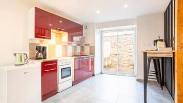 Jääkaappi, uuni, liesi, kahvin-/teenkeitin