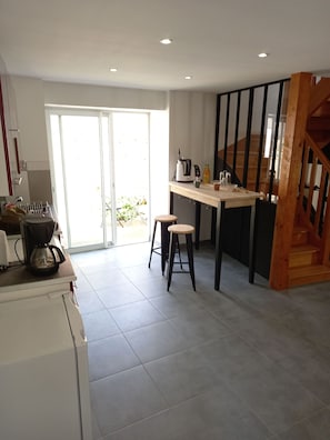 Fridge, oven, stovetop, coffee/tea maker