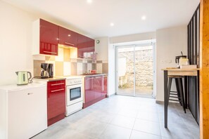 Fridge, oven, stovetop, coffee/tea maker - Holiday Home 'Ce Petit Penty' with Private Terrace and Wi-Fi (Douarnenez)