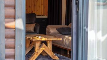 Deluxe-huvila, patio, näköala uima-altaalle | Oleskelualue