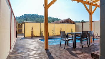 En säsongsöppen utomhuspool