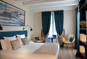 In-room safe, desk, laptop workspace, soundproofing