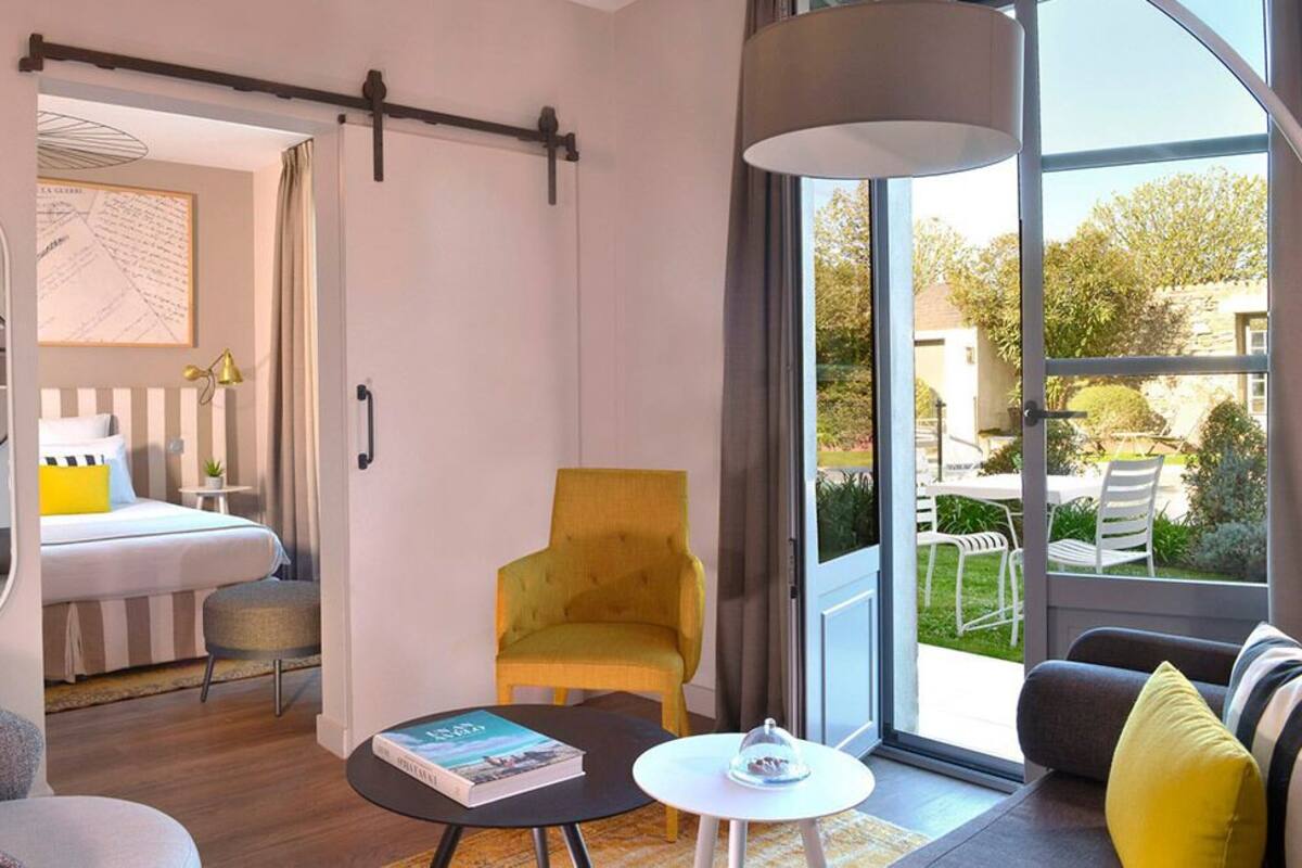 Suite, Garden View | In-room safe, desk, laptop workspace, soundproofing