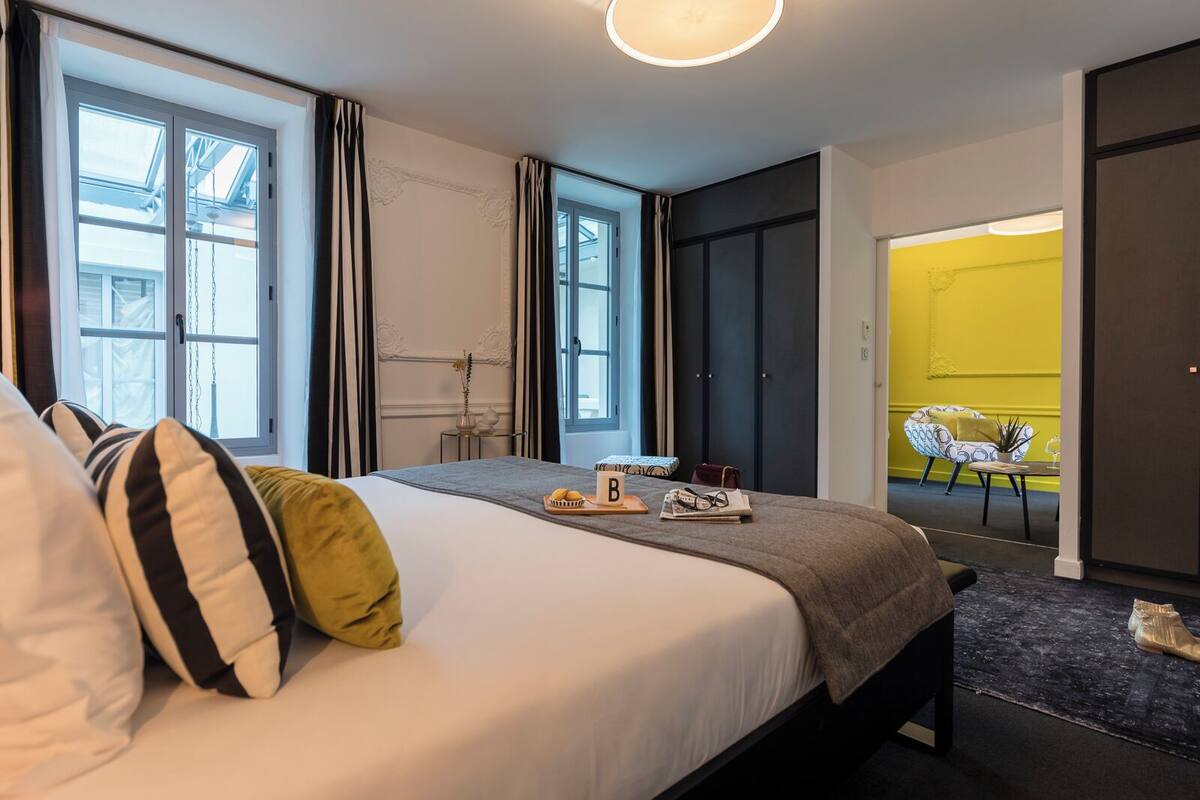 Suite | In-room safe, desk, laptop workspace, soundproofing