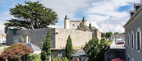 客房内保险箱、办公桌、笔记本电脑工作区、隔音