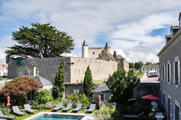 Una cassaforte in camera, una scrivania, postazione laptop