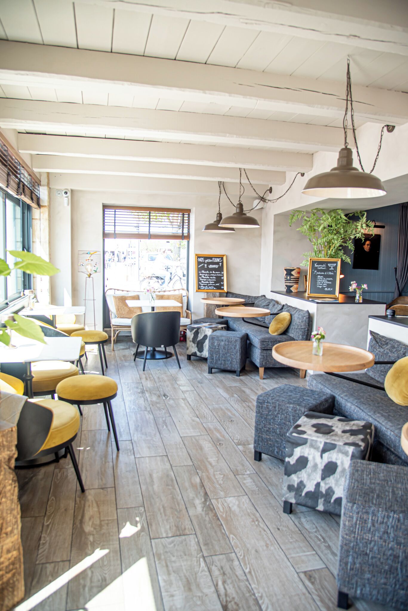 Bar lounge