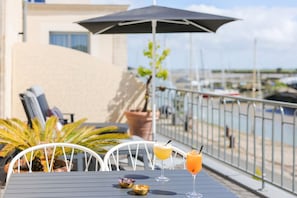 Suite superior, vistas al puerto | Caja fuerte, escritorio, espacio para trabajar con un portátil
