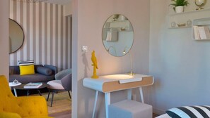 Suite, Garden View | In-room safe, desk, laptop workspace, soundproofing
