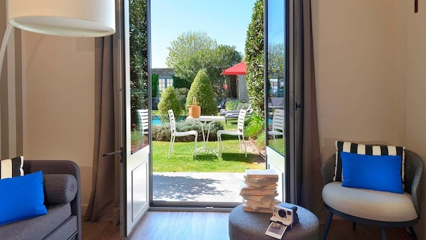 Suite, Garden View | In-room safe, desk, laptop workspace, soundproofing