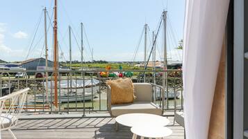 Phòng Suite Superior, quang cảnh cảng | Két bảo mật tại phòng, bàn, khu vực làm việc phù hợp cho laptop