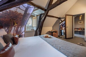 Suite | In-room safe, desk, laptop workspace, soundproofing