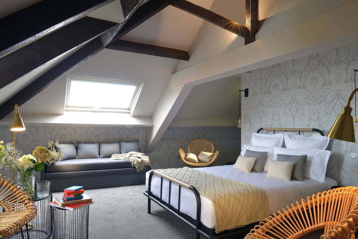 Deluxe Triple Room | In-room safe, desk, laptop workspace, soundproofing