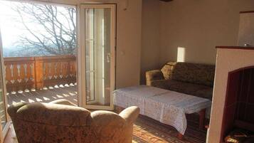 Een televisie en een open haard