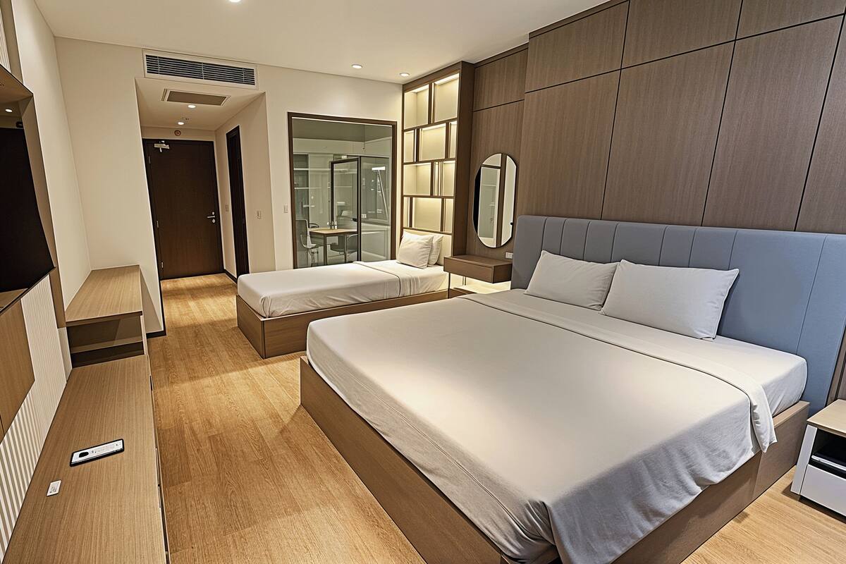 Een moderne hotelkamer met een groot bed, een televisie, een bureau en een inloopkast.