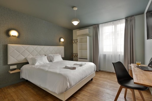 2 slaapkamers, een bureau, een strijkplank/strijkijzer, reisbedje
