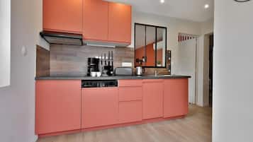 Fridge, microwave, stovetop, dishwasher