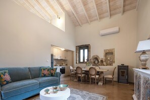 Televisión y chimenea 