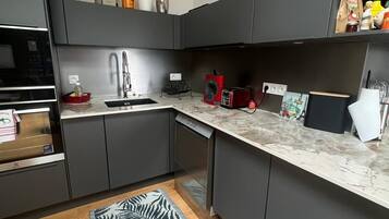 Réfrigérateur, micro-ondes, four, plaque de cuisson