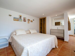 3 bedrooms, desk, internet