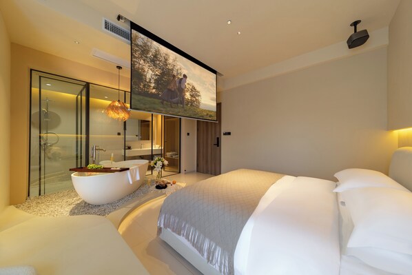 A modern bedroom with a large bed, a bathtub, and a glass shower enclosure. - Warm Shore (Chengdu)