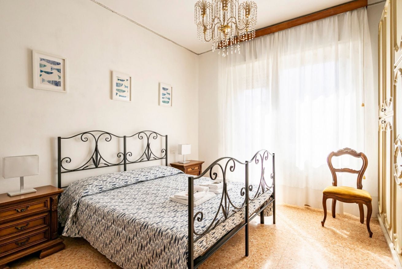 2 habitaciones, tabla de planchar con plancha y cuna de viaje 