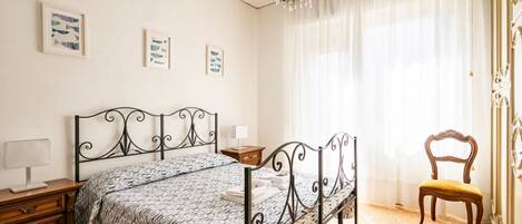 2 bedrooms, iron/ironing board, travel cot
