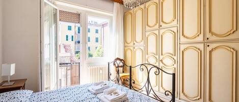 2 bedrooms, iron/ironing board, travel crib