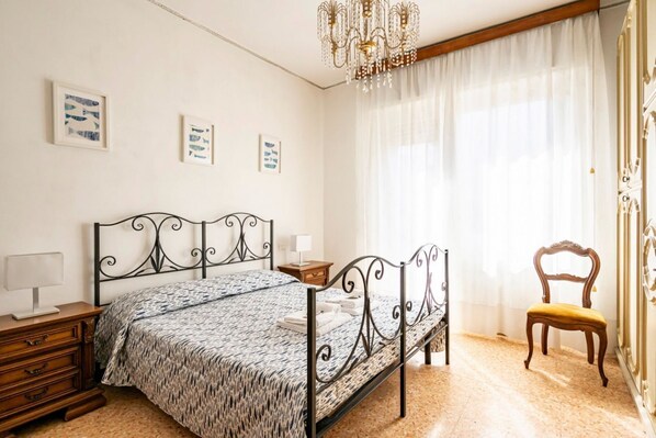 2 habitaciones, tabla de planchar con plancha y cuna de viaje 