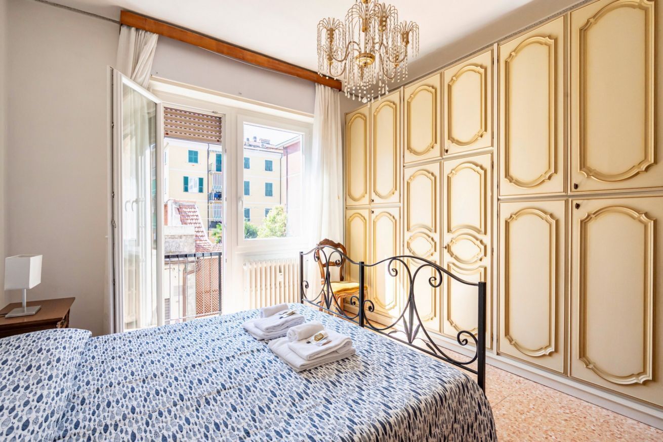 2 bedrooms, iron/ironing board, travel cot