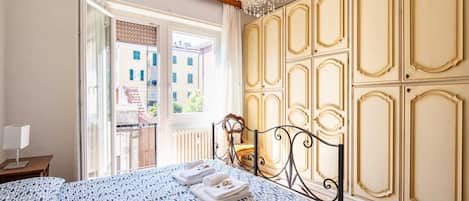 2 bedrooms, iron/ironing board, travel cot