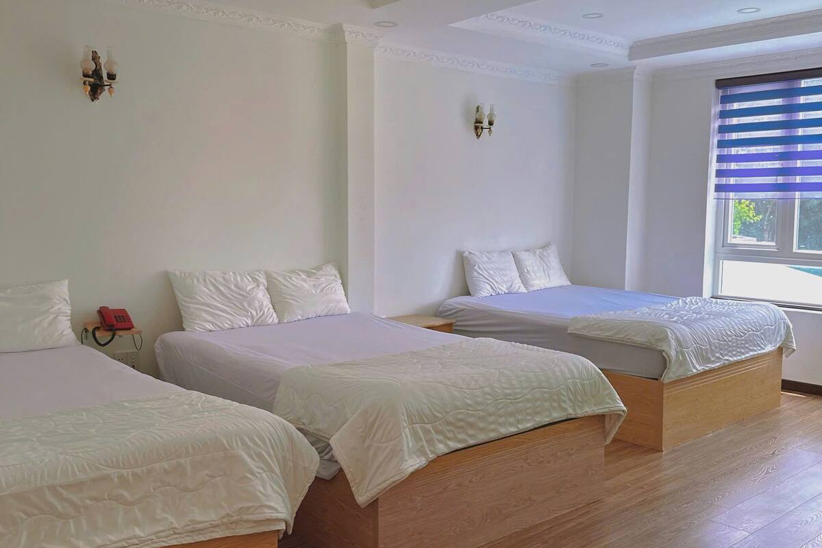 Family Suite, Garden View | Desk, soundproofing, iron/ironing board, bed sheets