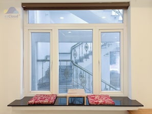 Deluxe tweepersoonskamer, terras, uitzicht op de binnenplaats | Een bureau, geluiddichte muren, een strijkplank/strijkijzer, beddengoed