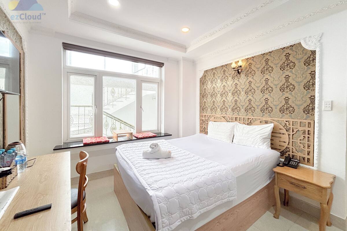 Phòng đôi Tiêu chuẩn, 1 giường cỡ queen, quang cảnh vườn | Bàn, phòng cách âm, bàn ủi/dụng cụ ủi quần áo, bộ trải giường 