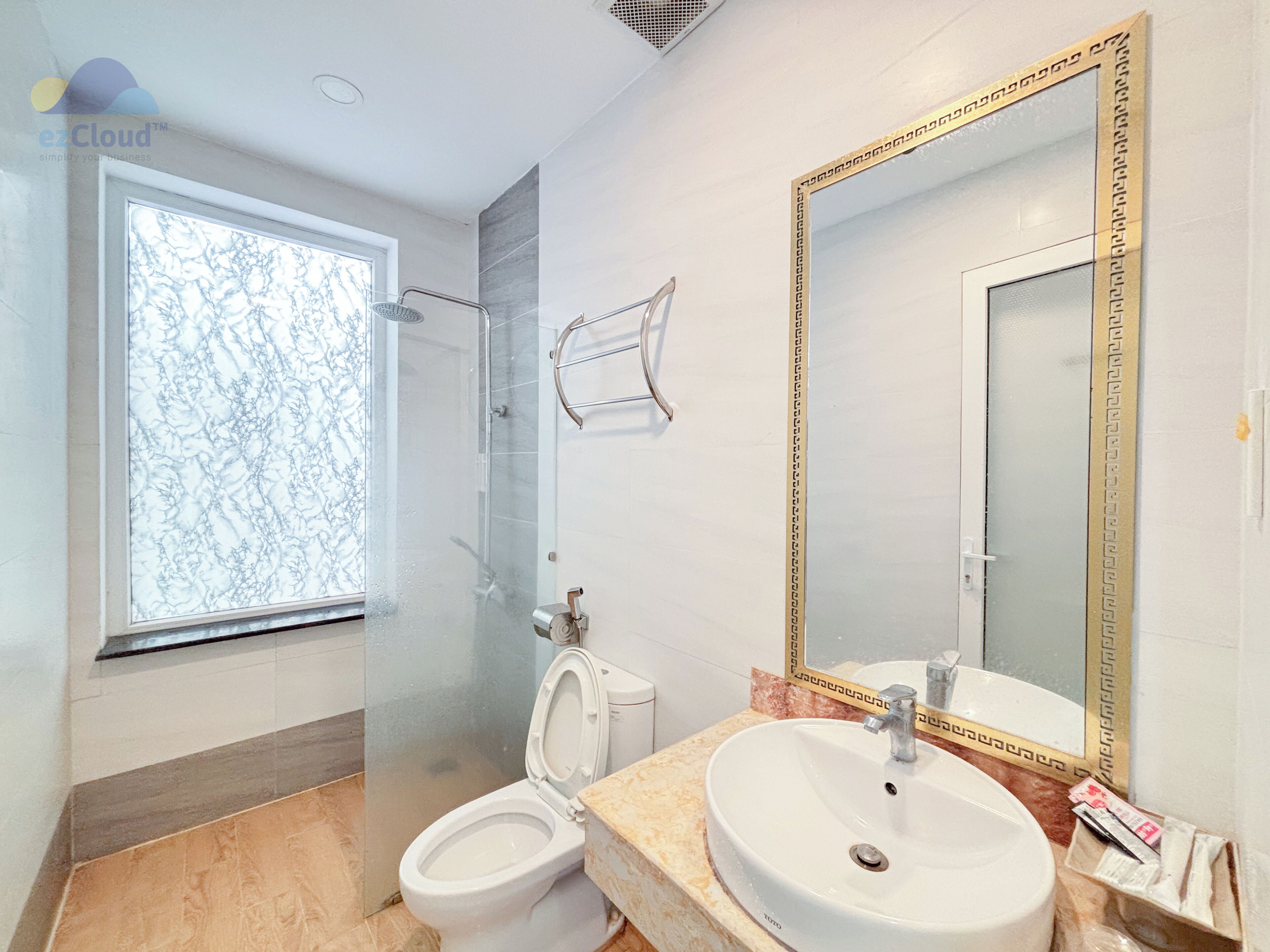 Un baño moderno con inodoro, lavabo y ducha.