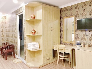 Family Suite, Garden View | Desk, soundproofing, iron/ironing board, bed sheets