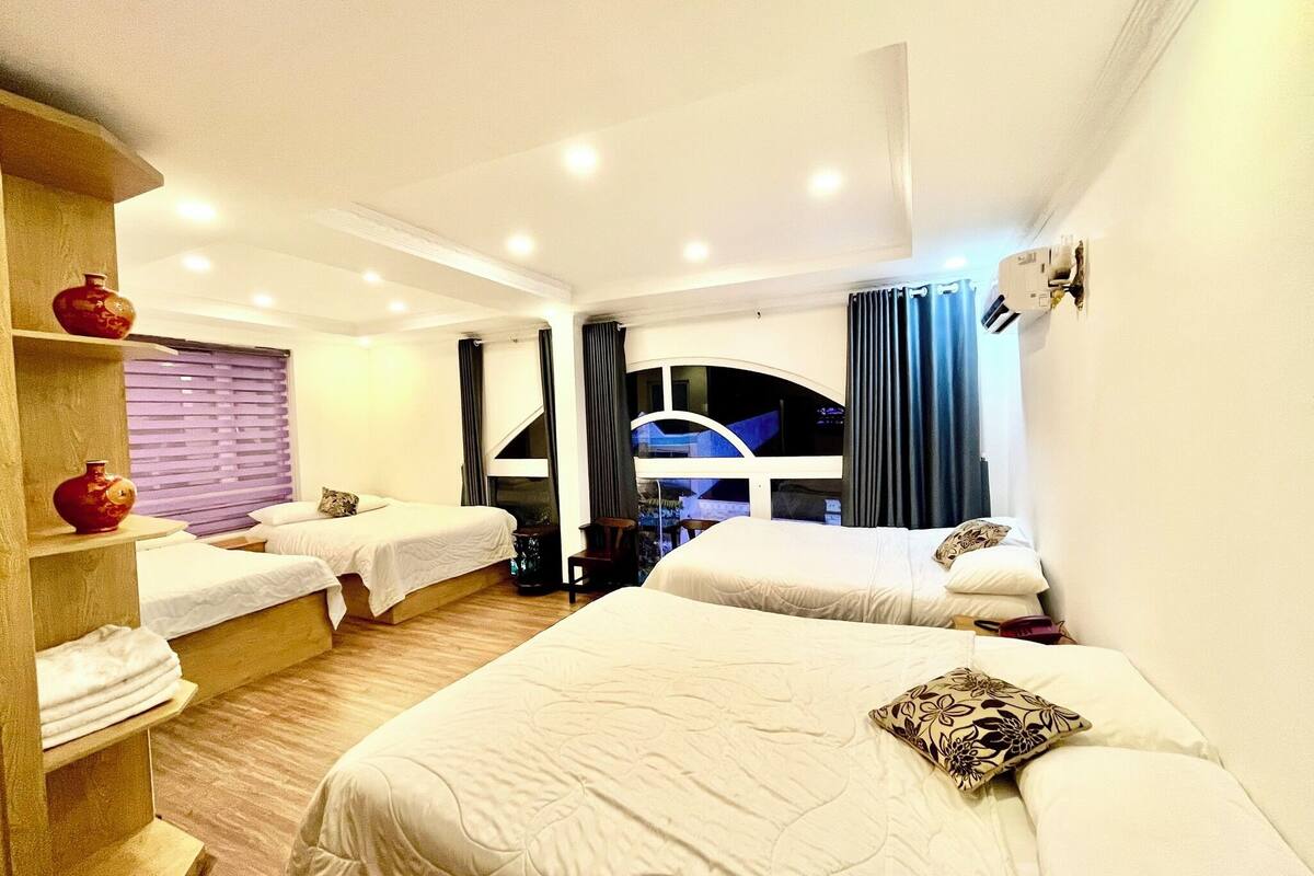 Superior Suite, Garden View | Desk, soundproofing, iron/ironing board, bed sheets