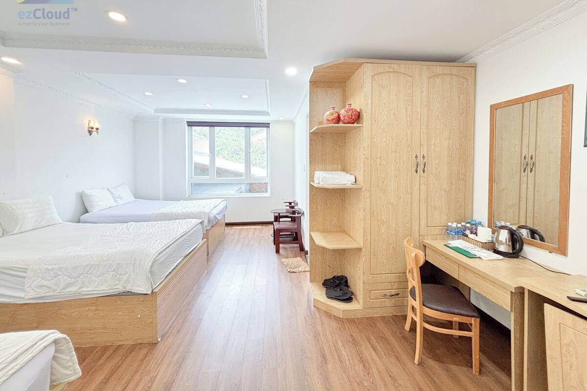 Phòng Suite dành cho gia đình, quang cảnh vườn | Bàn, phòng cách âm, bàn ủi/dụng cụ ủi quần áo, bộ trải giường 