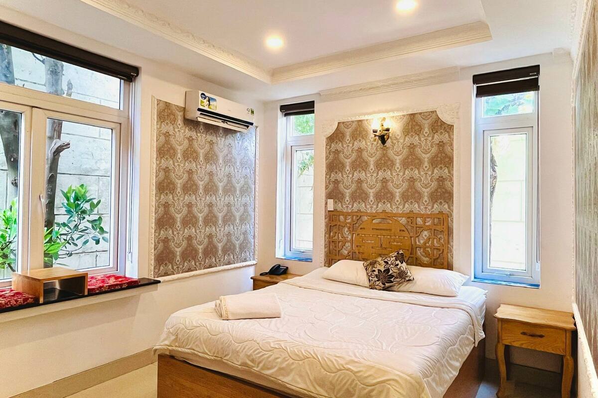 Deluxe Double Room, Patio, Courtyard View | Desk, soundproofing, iron/ironing board, bed sheets