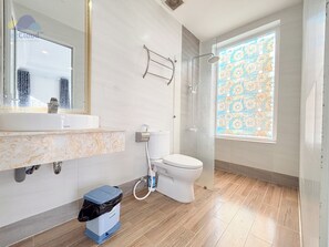 Shower, free toiletries, hair dryer, slippers - Vung Tau Luxury Hotel & Apartment (Ho Chi MInh)