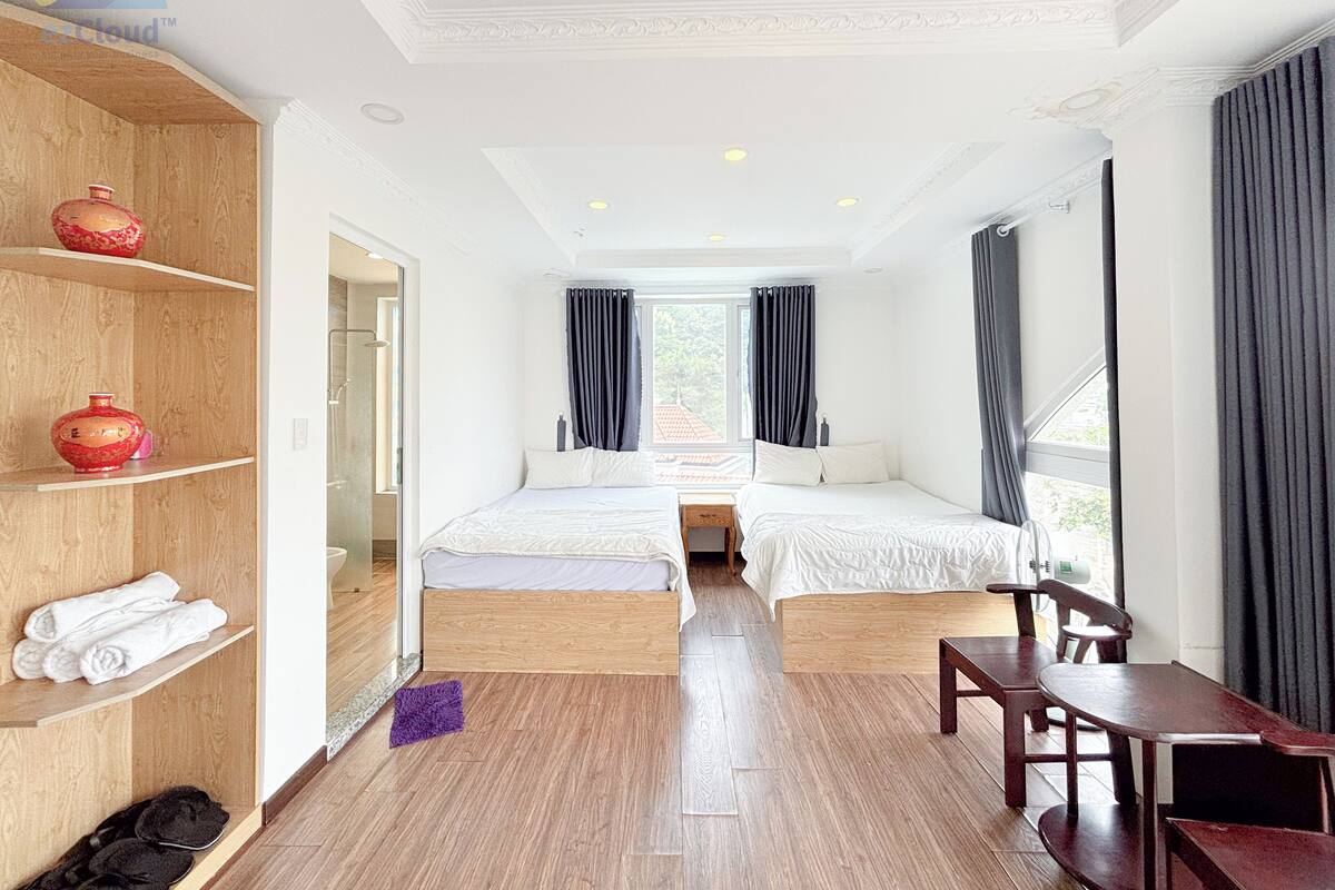 Phòng Suite Superior, quang cảnh vườn | Bàn, phòng cách âm, bàn ủi/dụng cụ ủi quần áo, bộ trải giường 